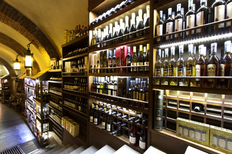 vitrine-BARGEME-min_world_street_travel_shop_canon_georgia_wine_bottles-429767